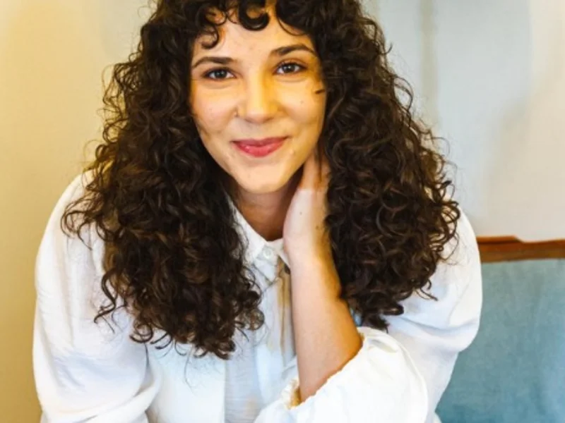 Paula Pricope la birou, cu un caiet deschis