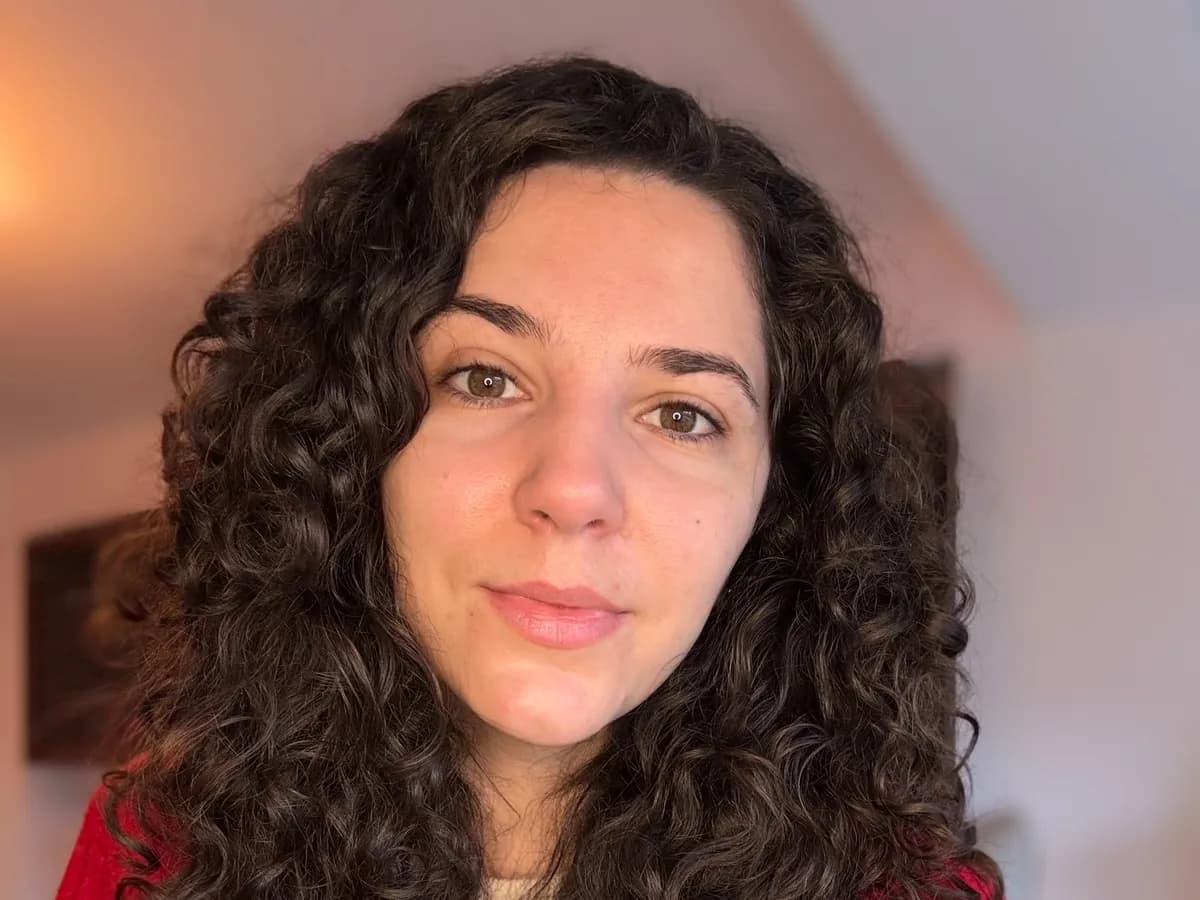 Paula Pricope în pulover roșu, acasă