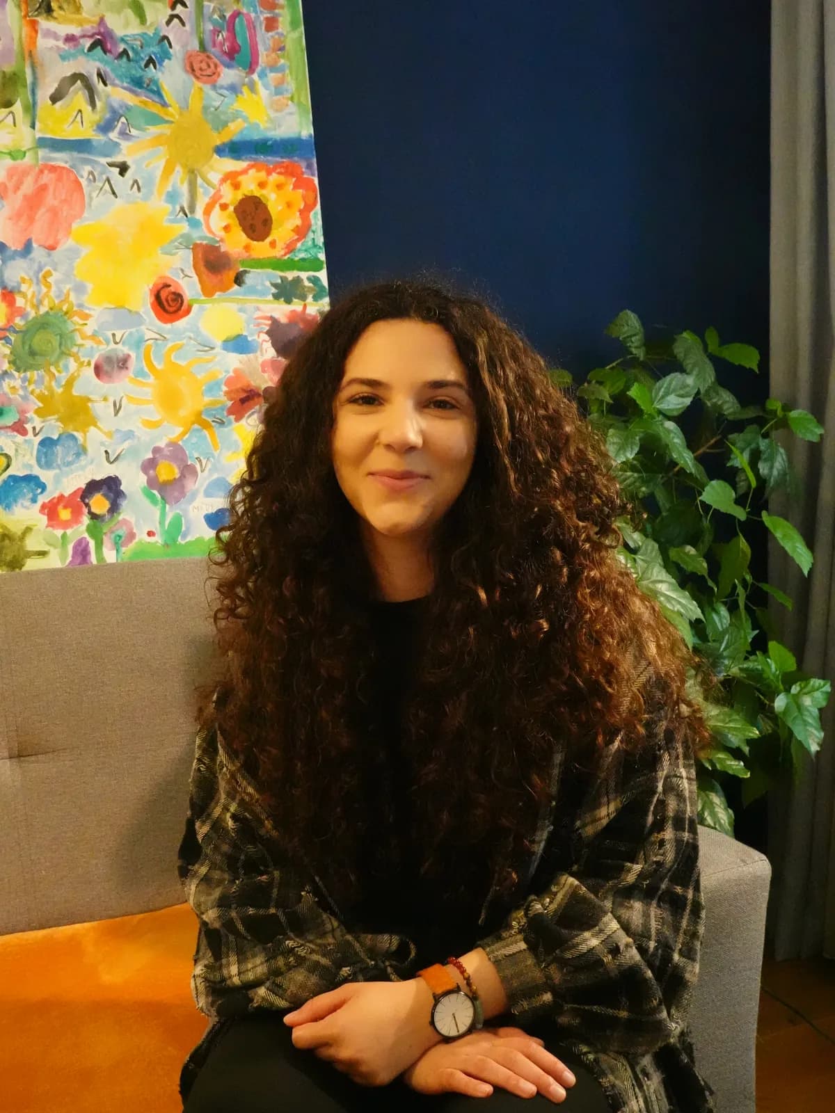 Paula Pricope, psihoterapeut, zâmbind pe canapea